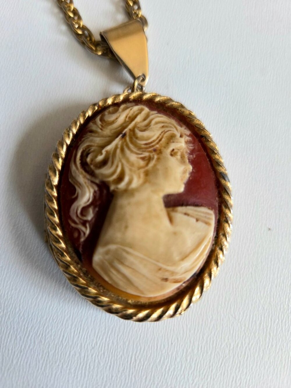Vintage Large Cameo Locket Pendant Gold Tone Oval Woman Portrait Thick Chain. - Picture 3 of 5